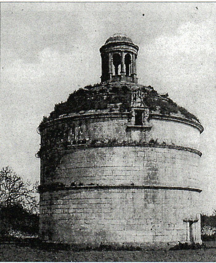 Le pigeonnier de Moustierneuf, tour circulaire de 1513 surmontée de son lanternon