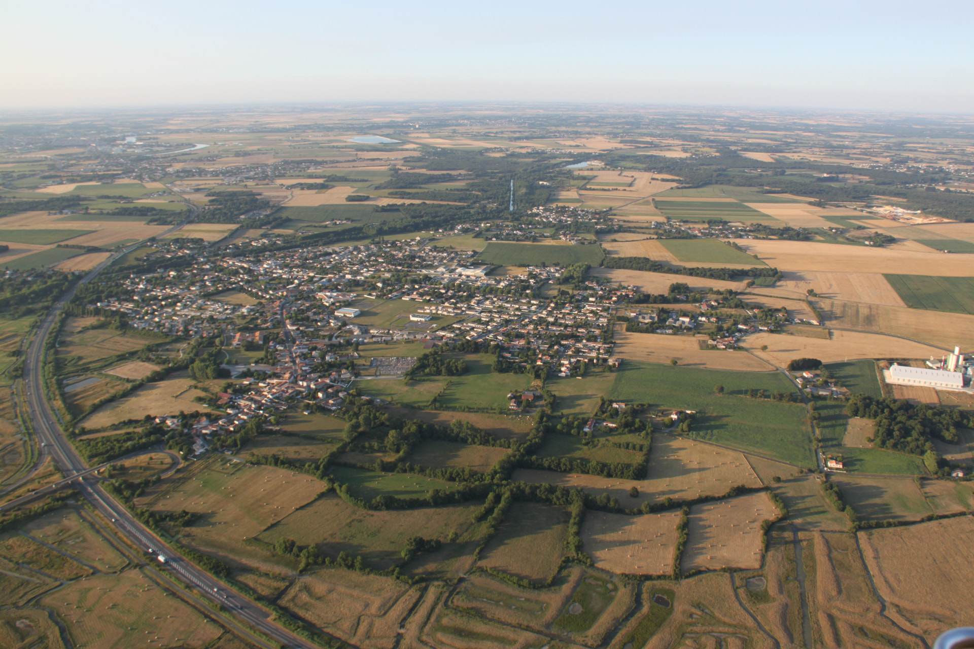 Vue aérienne de Saint-Agnant et de ses marais