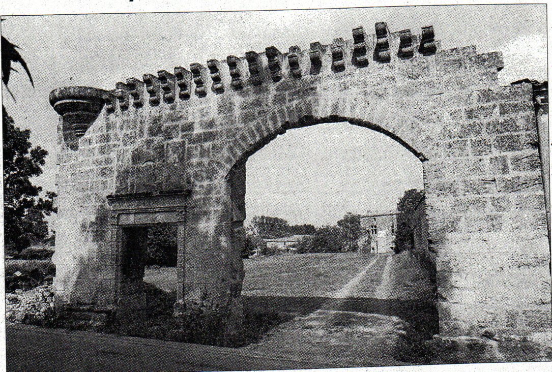 La porterie fortifiée du prieuré de Moustierneuf et ses mâchicoulis