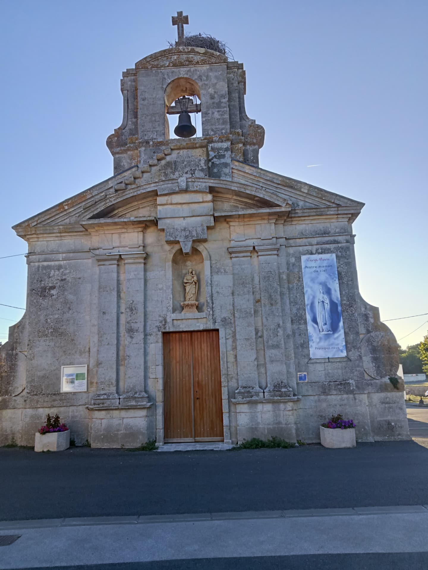 Façade de l'église de Saint-Agnant et son clocher-mur
